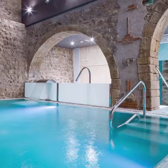 Experiencia de bienestar y romanticismo: circuito de hidroterapia privado para dos con cava en Barcelona
