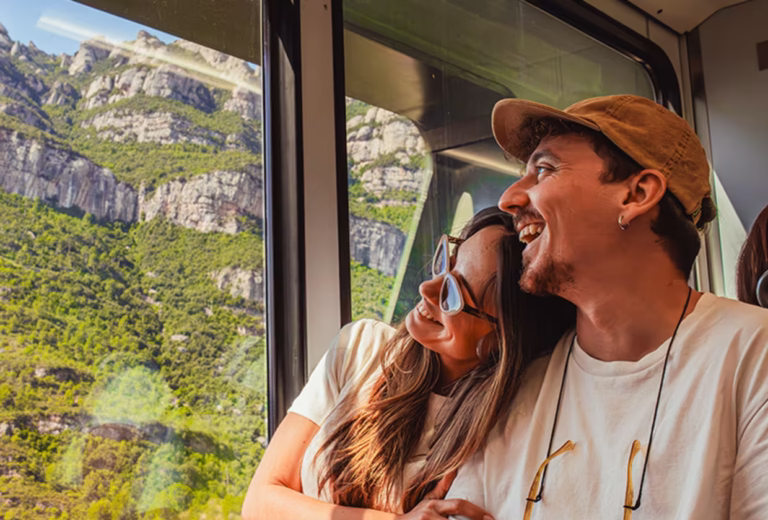 Montserrat, Tapas y Vino con Tren Cremallera en Barcelona